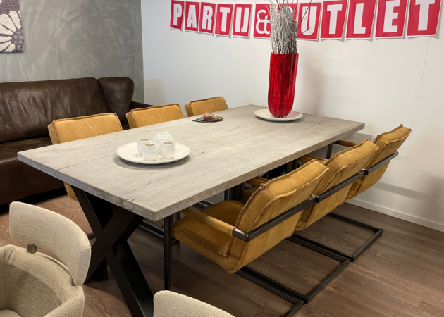 	Eettafel Old-White- genoest en gescheurd	
