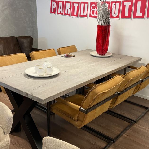 	Eettafel Old-White- genoest en gescheurd	